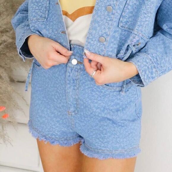 Le Lis S Blue Textured Cutoff Raw Hem Ruffle Trim High Rise Denim Jean Shorts - Picture 3 of 10